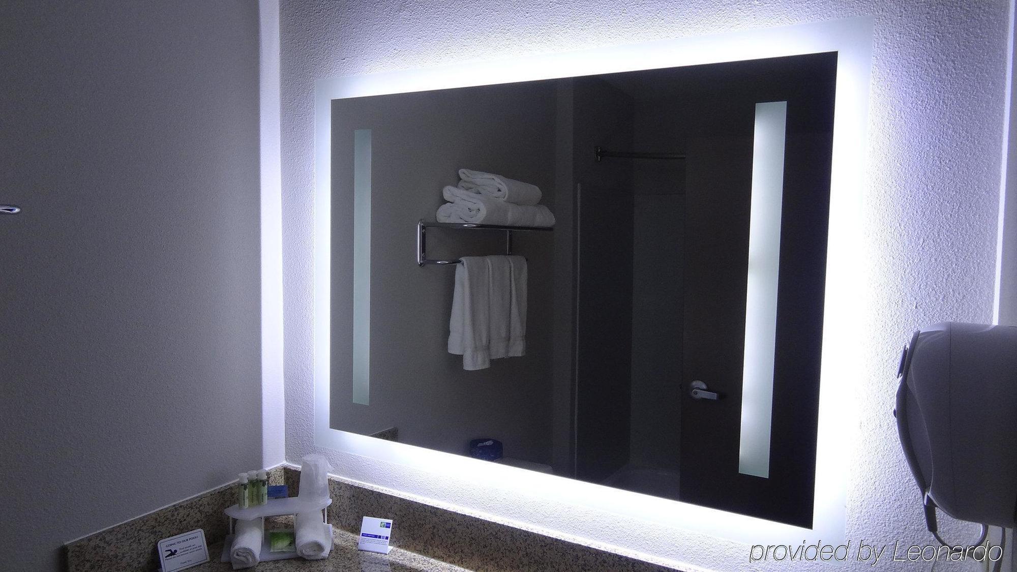 Holiday Inn Express Hotel Kansas City - Bonner Springs By Ihg Kültér fotó