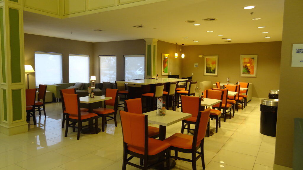 Holiday Inn Express Hotel Kansas City - Bonner Springs By Ihg Kültér fotó